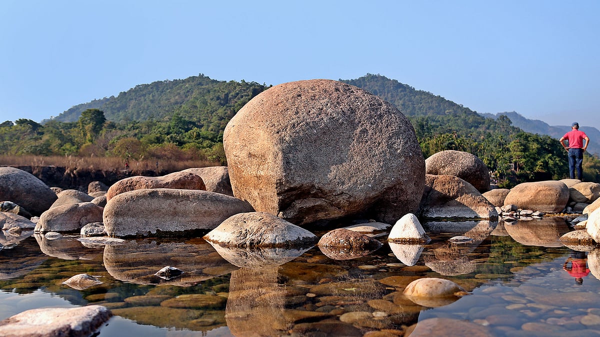 বর্ষায় এক, শীতের আরেক রূপ ধারণ করে থাকে সবুজ পাহাড়ের কোলে পাথুরে বিছনাকান্দির পিয়ান নদ।
