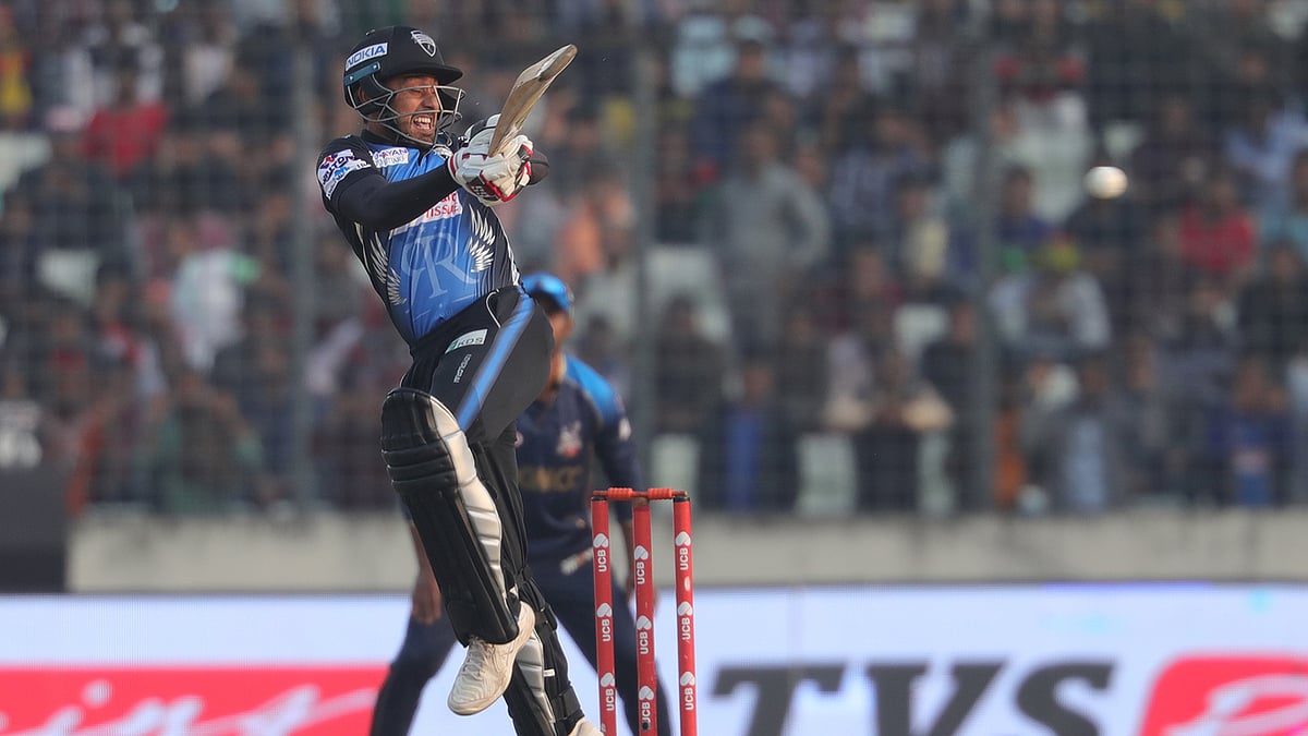 মিঠুনকে অনেক হিসেব মাথায় রেখে খেলতে হচ্ছে রংপুরের তারকা বিদেশিদের সঙ্গে। ফাইল ছবি, এএফপি