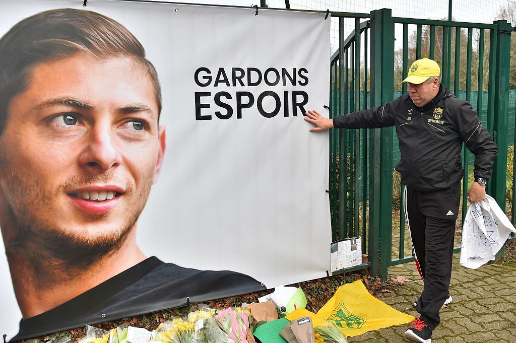 এমিলিয়ানো সালার পোস্টারে শ্রদ্ধা জানাচ্ছেন এক ফুটবলপ্রেমী। ছবি: টুইটার