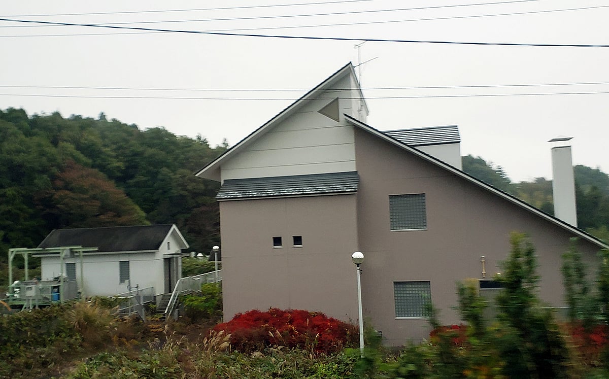 কারও সাজানো আবাসিক ভবন। আট বছর আগে ঘরদুয়ার ঠিক এভাবে ফেলে রেখে মালিক সরে গেছেন। ছবি: মনজুরুল হক