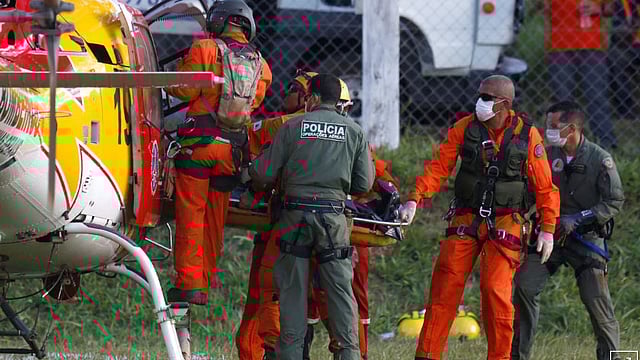 মরদেহ উদ্ধার করে হেলিকপ্টারে তোলা হচ্ছে। ছবি: রয়টার্স