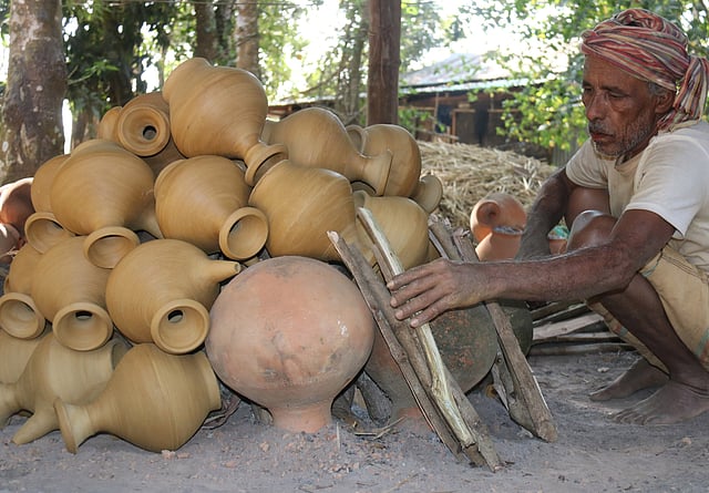 মাটির তৈরি জিনিস আগুনে পোড়ানোর প্রস্তুতি। শালবন কুমারপাড়া, খাগড়াছড়ি, সাম্প্রতিক ছবি। ছবি: নীরব চৌধুরী