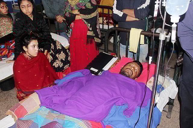 গুলিবিদ্ধ হয়ে যশোর আড়াই শ শয্যা জেনারেল হাসপাতালের বিছানায় মেহবুর রহমান। ছবি: এহসান-উদ-দৌলা