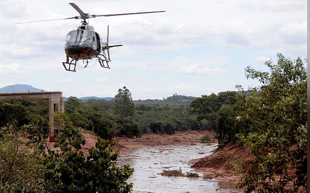 বাঁধ ভেঙে কাদাজলে ভেসে গেছে পুরো এলাকা। ছবি: রয়টার্স