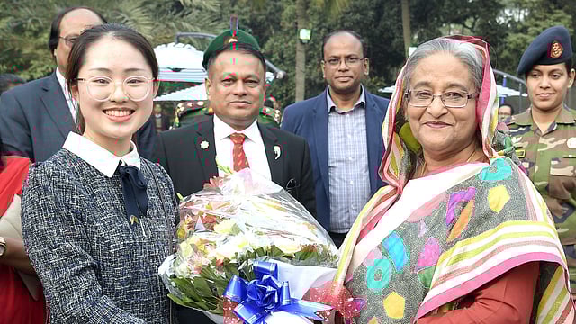 প্রধানমন্ত্রী শেখ হাসিনাকে ফুল দিয়ে শুভেচ্ছা জানান আমন্ত্রিত অতিথিদের অনেকে। ঢাকা, ২৮ জানুয়ারি। ছবি: পিআইডি
