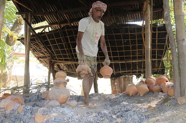 আগুনে পোড়ানোর পর মাটির জিনিসগুলো সরিয়ে রাখা হয়। এরপর এগুলো বিক্রির জন্য দোকানে পাঠানো হয়। শালবন কুমারপাড়া, খাগড়াছড়ি, সাম্প্রতিক ছবি। ছবি: নীরব চৌধুরী