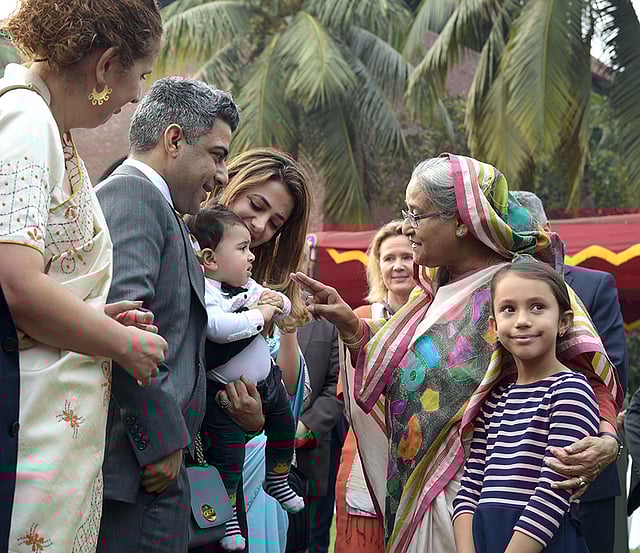 গণভবনে আমন্ত্রিত অতিথিদের সঙ্গে কুশল বিনিময় করেন প্রধানমন্ত্রী শেখ হাসিনা। এ সময় এক শিশুর সঙ্গে খুনসুটি। ঢাকা, ২৮ জানুয়ারি। ছবি: পিআইডি