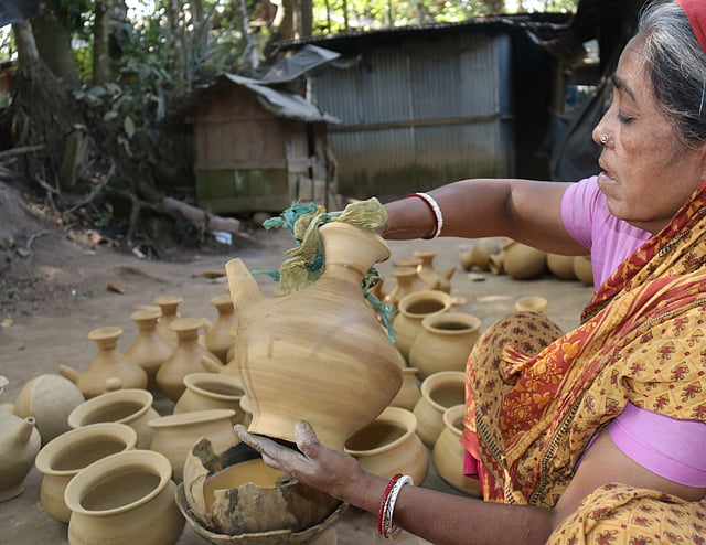 পরিবারের সবাই মাটির জিনিস বানানোর কাজে যুক্ত থাকেন। শালবন কুমারপাড়া, খাগড়াছড়ি, সাম্প্রতিক ছবি। ছবি: নীরব চৌধুরী