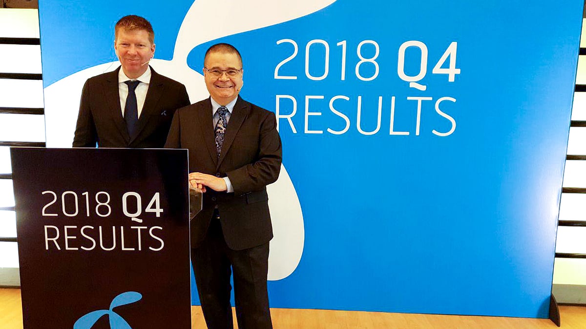 গ্রামীণফোনের প্রধান নির্বাহী কর্মকর্তা (সিইও) মাইকেল প্যাট্রিক ফোলি (ডানে) এবং প্রধান অর্থ কর্মকর্তা (সিএফও) কার্ল এরিক ব্রোতেন (বাঁয়ে) জিপি হাউসে বিভিন্ন আর্থিক প্রতিষ্ঠানের বিশ্লেষকদের সঙ্গে কথা বলছেন। ছবি: সংগৃহীত