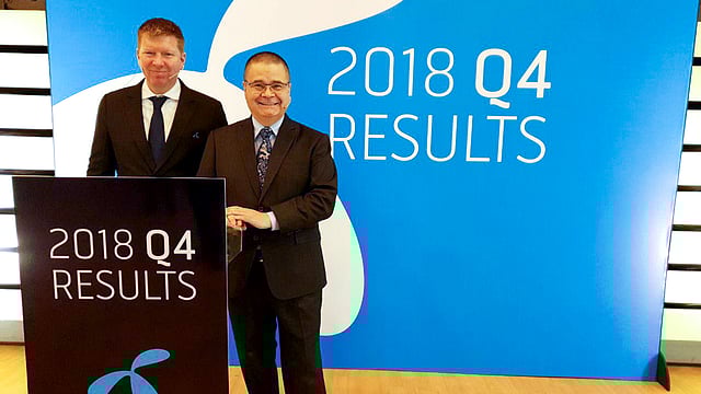 গ্রামীণফোনের প্রধান নির্বাহী কর্মকর্তা (সিইও) মাইকেল প্যাট্রিক ফোলি (ডানে) এবং প্রধান অর্থ কর্মকর্তা (সিএফও) কার্ল এরিক ব্রোতেন (বাঁয়ে) জিপি হাউসে বিভিন্ন আর্থিক প্রতিষ্ঠানের বিশ্লেষকদের সঙ্গে কথা বলছেন। ছবি: সংগৃহীত