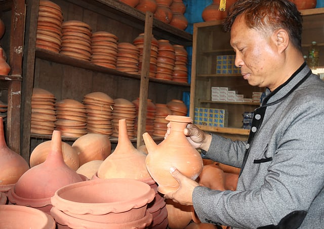 প্রয়োজনীয় পণ্য বাছাই করছেন এক ক্রেতা। শালবন কুমারপাড়া, খাগড়াছড়ি, সাম্প্রতিক ছবি। ছবি: নীরব চৌধুরী