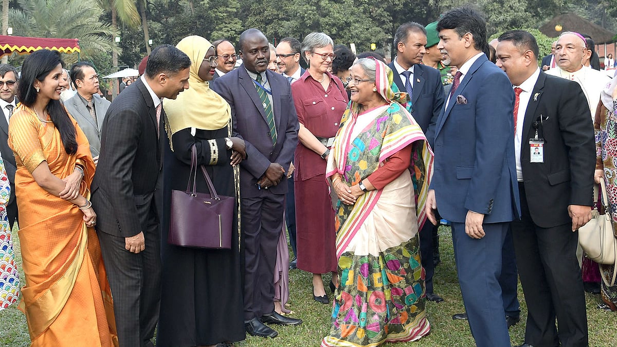 গণভবনে আমন্ত্রিত অতিথিদের সঙ্গে কুশল বিনিময় করেন প্রধানমন্ত্রী শেখ হাসিনা। ঢাকা, ২৮ জানুয়ারি। ছবি: পিআইডি