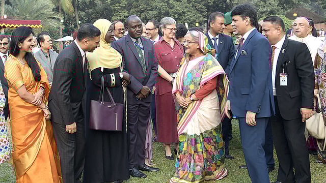 গণভবনে আমন্ত্রিত অতিথিদের সঙ্গে কুশল বিনিময় করেন প্রধানমন্ত্রী শেখ হাসিনা। ঢাকা, ২৮ জানুয়ারি। ছবি: পিআইডি