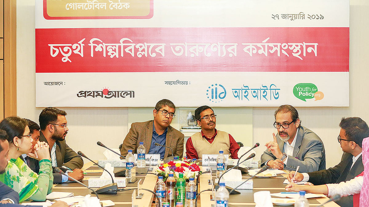 গোলটেবিল বৈঠকে বক্তব্য দেন আবুল কাসেম খান। তাঁর ডানে মোহাম্মদ আজিজুর রহমান ও এ কে এম ফাহিম মাশরুর। গতকাল প্রথম আলো কার্যালয়ে। ছবি: প্রথম আলো