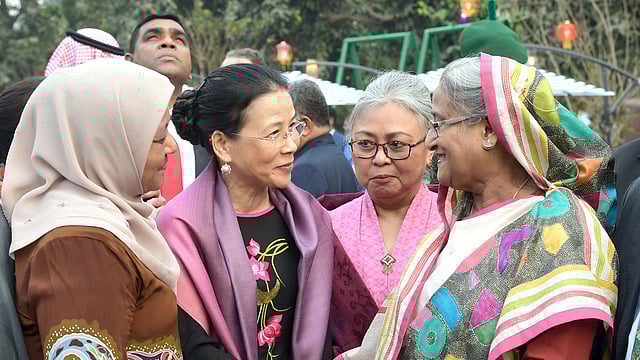 গণভবনে আমন্ত্রিত অতিথিদের সঙ্গে কুশল বিনিময় করেন প্রধানমন্ত্রী শেখ হাসিনা। ঢাকা, ২৮ জানুয়ারি। ছবি: পিআইডি