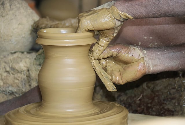 মৃৎশিল্পীর হাতের ছোঁয়ায় মাটির দলা মুহূর্তেই বদলে নানা জিনিসের আকার ধারণ করে। শালবন কুমারপাড়া, খাগড়াছড়ি, সাম্প্রতিক ছবি। ছবি: নীরব চৌধুরী