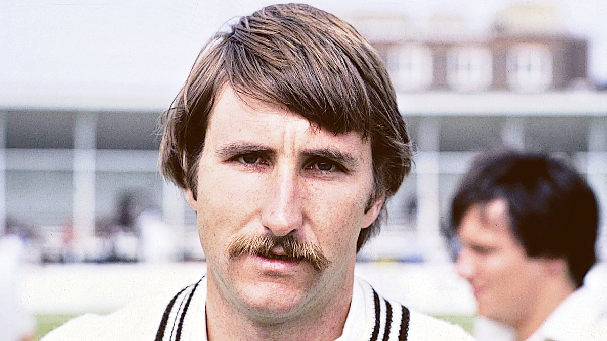 এই বয়সেও খেলে যাচ্ছিলেন ক্রিকেট! ফাইল ছবি