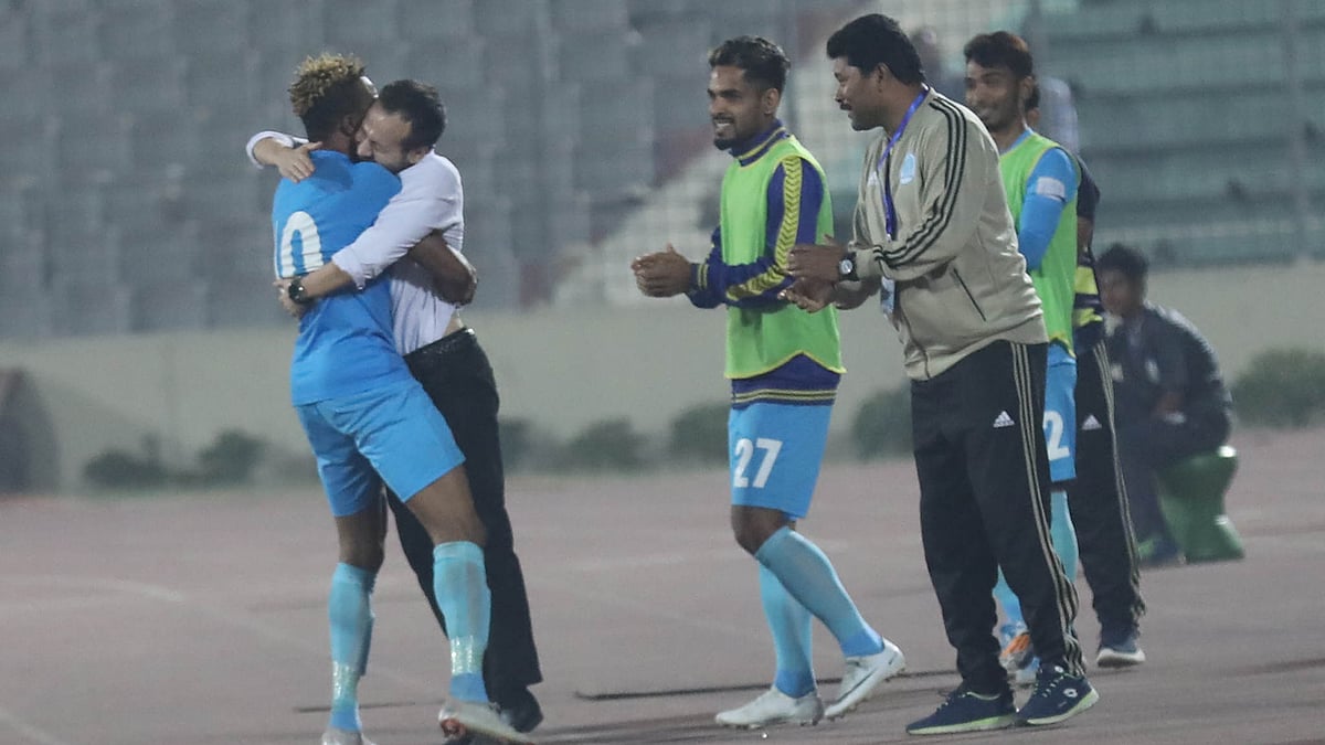 গোল করে কোচকে কোলে তুলে নিয়েছেন সানডে। ছবি: তানভির আহমেদ