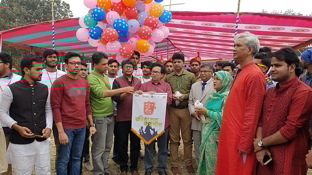 গাজীপুরের ভাওয়াল বদরে আলম সরকারি কলেজ মাঠে ‘জীবনের জয়গান উৎসবের’ উদ্বোধনী অনুষ্ঠান। ছবি: প্রথম আলো