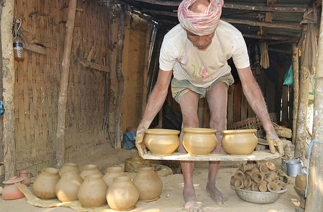 বানানোর পর মাটির হাঁড়ি আলাদা করে রাখা হয়। শালবন কুমারপাড়া, খাগড়াছড়ি, সাম্প্রতিক ছবি। ছবি: নীরব চৌধুরী