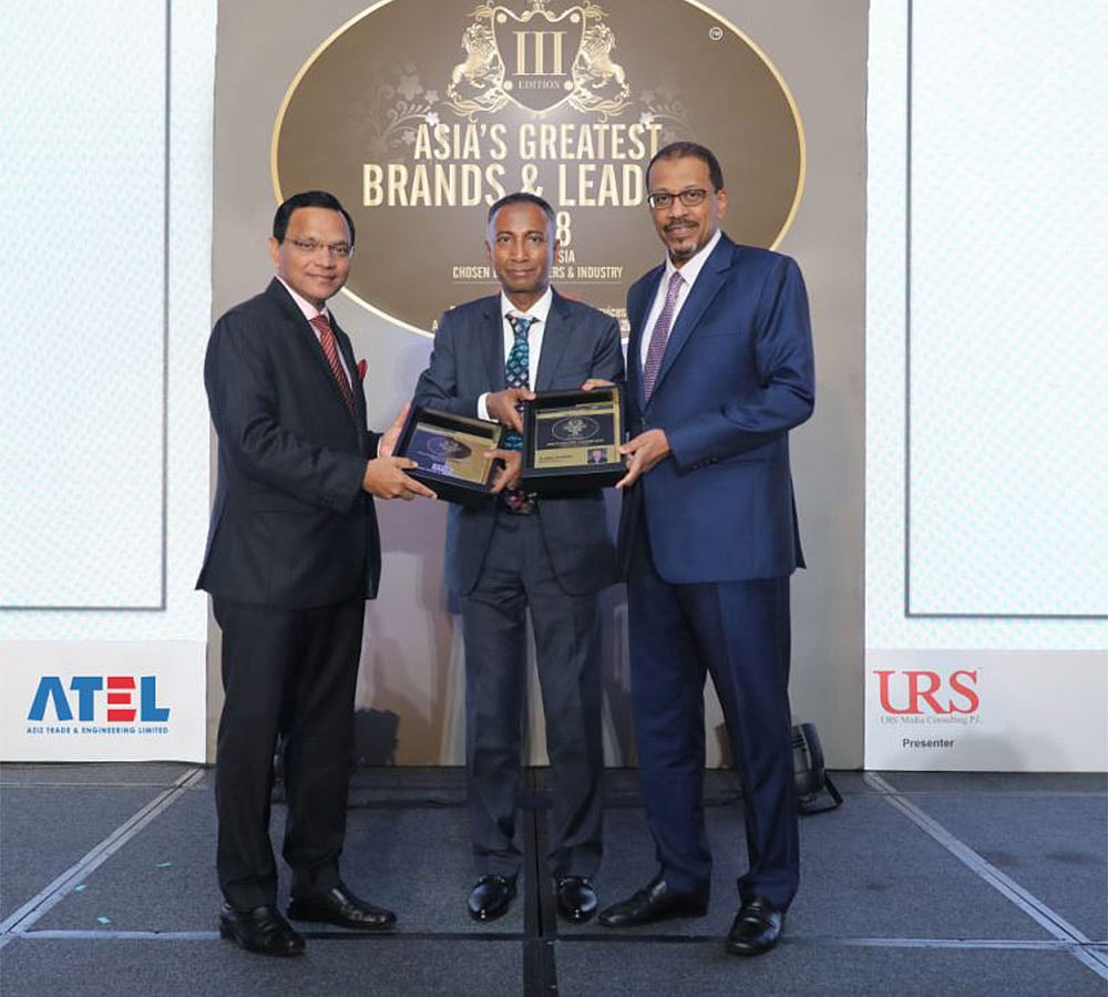 আজিজ ট্রেড অ্যান্ড ইঞ্জিনিয়ারিং লিমিটেডের ব্যবস্থাপনা পরিচালক এম ইকবাল মাহমুদ সম্প্রতি সিঙ্গাপুরে অনুষ্ঠিত এক অনুষ্ঠানে কোম্পানির পক্ষে এশিয়া’স গ্রেটেস্ট ব্র্যান্ডস অ্যান্ড লিডার্স অ্যাওয়ার্ড ২০১৮ গ্রহণ করেন। ছবি: সংগৃহীত