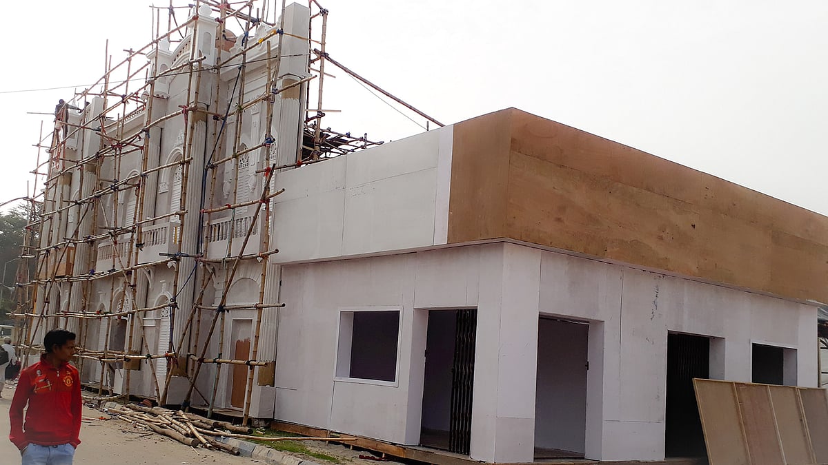 কলকাতার বইমেলায় রোজ গার্ডেনের আদলে বাংলাদেশ প্যাভিলিয়ন তৈরি হচ্ছে। ছবি: ভাস্কর মুখার্জি