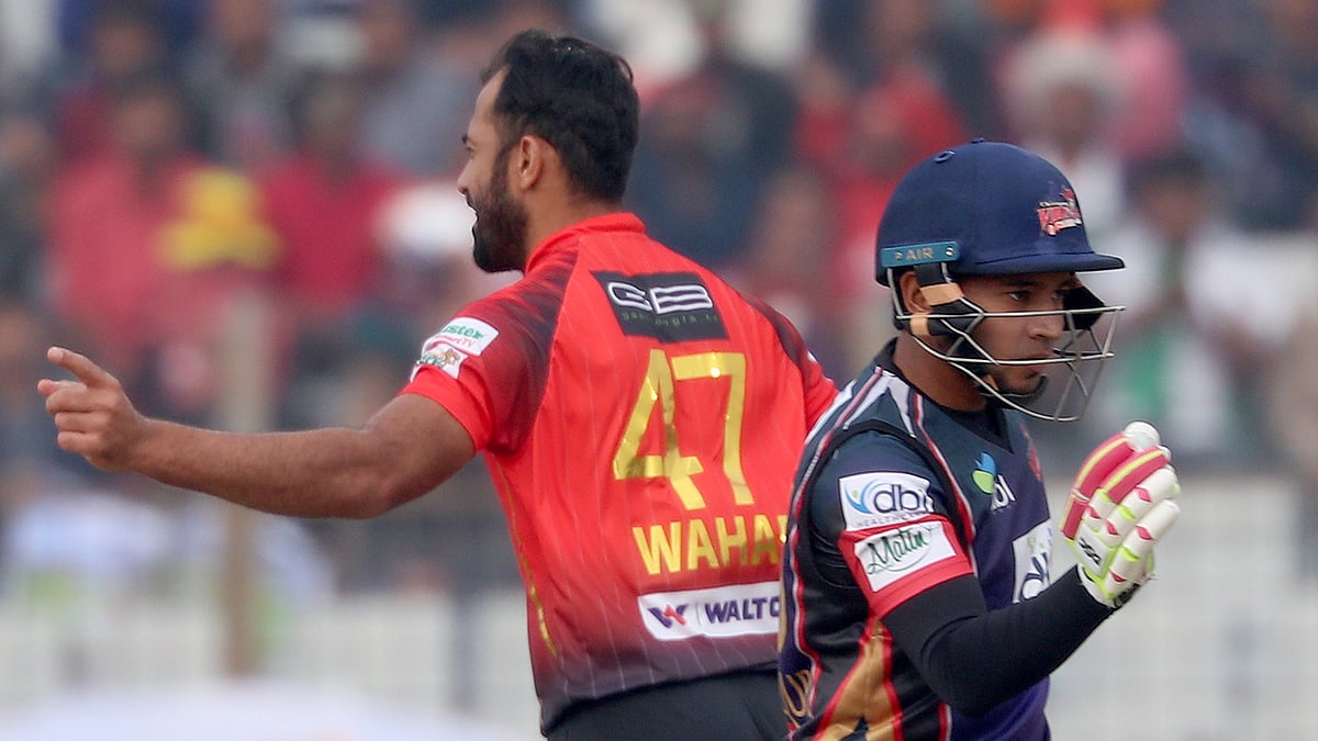 ভুল শট খেলে ফিরেছেন মুশফিক। ছবি: প্রথম আলো