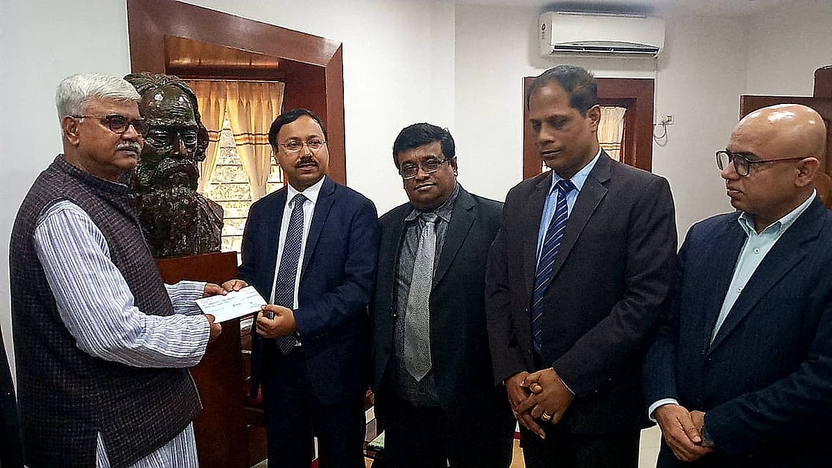 রবীন্দ্রনাথ ঠাকুরের স্মৃতিবিজড়িত শান্তিনিকেতনে বাংলাদেশ ভবনের রক্ষণাবেক্ষণের জন্য বিশ্বভারতীর উপাচার্য অধ্যাপক বিদ্যুৎ চক্রবর্তীর হাতে ১০ কোটি রুপির চেক তুলে দেন কলকাতায় নিযুক্ত বাংলাদেশের উপহাইকমিশনর তৌফিক হাসান। ছবি: সংগৃহীত