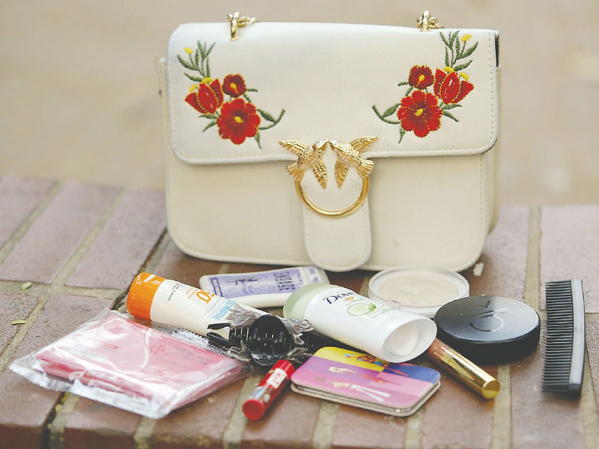 প্রয়োজনীয় িজনিসগুলো রাখুন হাতব্যােগ