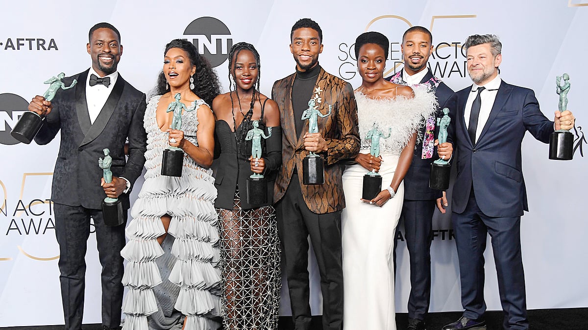 স্ক্রিন অ্যাক্টর্স গিল্ড অ্যাওয়ার্ড হাতে ব্ল্যাক প্যান্থার ছবির শিল্পীরা। ছবি: এএফপি