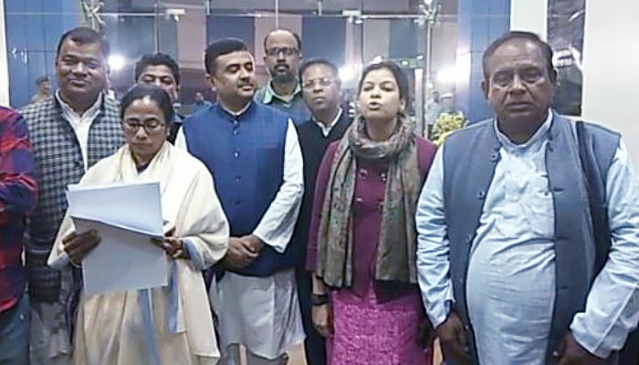 নবান্নে গিয়ে মুখ্যমন্ত্রী মমতা বন্দ্যোপাধ্যায়ের সঙ্গে দেখা করে তৃণমূলে যোগ দেন মৌসম বেনজির নূর। ছবি: ভাস্কর মুখার্জি