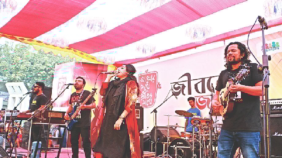 গাজীপুরে জীবনের জয়গান অনুষ্ঠানে ব্যান্ড দল চিরকুটের সংগীত পরিবেশনা।  ছবি: প্রথম আলো