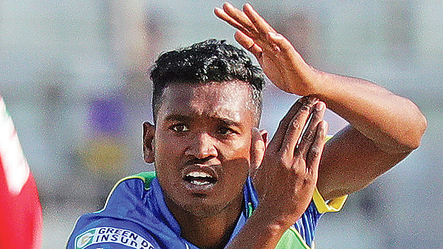 বাংলাদেশের পক্ষে বিপিএলে প্রথম হ্যাটট্রিক করেছিলেন আল-আমিন। ফাইল ছবি