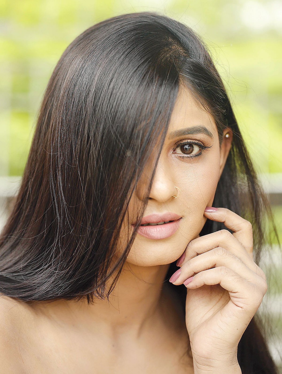 চুল মজবুত ও ঝরঝরে রাখতে নিয়মিত চুলের যত্ন নিতে হবে। ছবি: অধুনা