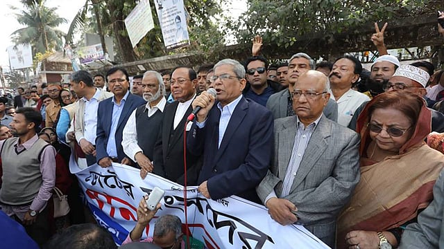 জাতীয় প্রেসক্লাবের সামনে বিএনপির মানববন্ধনে বক্তব্য রাখছেন দলটির মহাসচিব মির্জা ফখরুল ইসলাম আলমগীর। ছবি: দীপু মালাকার
