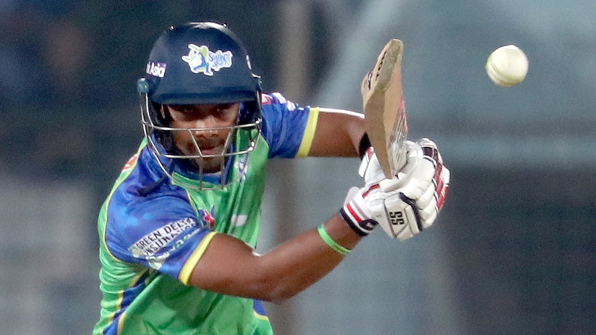 সাব্বির রহমানের ব্যাট কথা বললে থেমে যাবে বাকি কথা। ছবি: প্রথম আলো