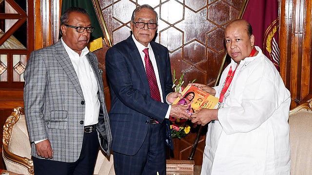 রাষ্ট্রপতি আবদুল হামিদকে আমন্ত্রণ জানাতে বঙ্গভবনে ফরিদুর রেজা সাগর ও শাইখ সিরাজ। ছবি: সংগৃহীত