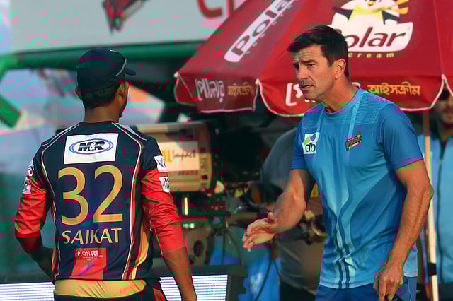 মাঠ থেকে বের হয়ে যাচ্ছেন মোসাদ্দেক। কোচ জানতে চাইছেন, কী হয়েছে। ছবি: শামসুল হক