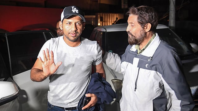 ভালো হয়ে ফেরার কথা বলছেন সরফরাজ। ছবি: এএফপি