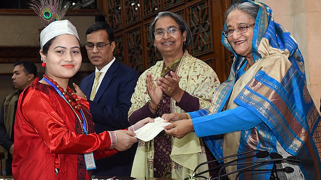 প্রধানমন্ত্রী শেখ হাসিনা তাঁর তেজগাঁওয়ের কার্যালয়ে সমতলে বসবাসকারী ক্ষুদ্র নৃগোষ্ঠীর উচ্চশিক্ষায় অধ্যয়নরত মেধাবী শিক্ষার্থীদের বৃত্তি প্রদান করেন। ৩১ জানুয়ারি, ২০১৯। ছবি: পিআইডি