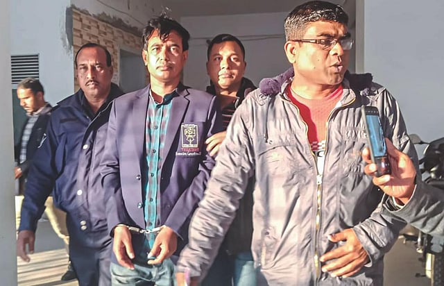 খুলনার সাংবাদিক হেদায়েত হোসেনকে ডিজিটাল নিরাপত্তা আইনে আটকের পর হাতকড়া পরিয়ে আদালতে উপস্থাপনের দৃশ্য। ছবি: ডেইলি স্টার