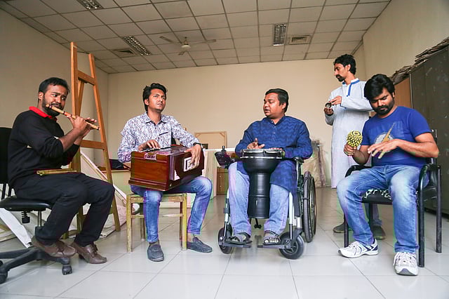 জীবনটাকে উদ্‌যাপন করে তবেই মরতে চান শাহীন রেজা রাসেল। ছবি: সাবরিনা ইয়াসমীন