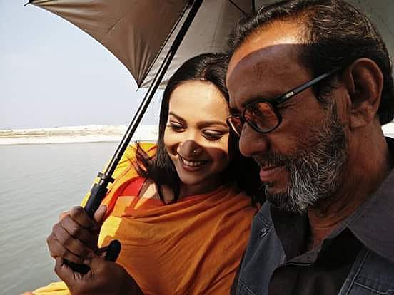 ‘কালবেলা’ সিনেমার অভিনয়শিল্পী তাহমিনা অথৈকে দৃশ্য বুঝিয়ে দিচ্ছেন পরিচালক সাইদুল আনাম টুটুল। ছবি: সংগৃহীত