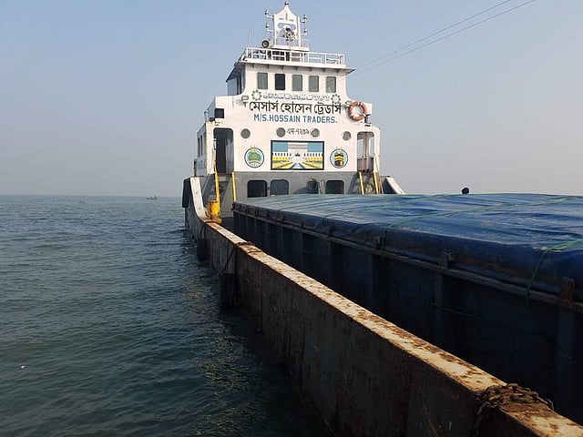 সিমেন্টের কাঁচামাল ফ্লাই অ্যাশ নিয়ে এমভি হাজী আব্দুল জলিল নামে জাহাজের তলা ফেটে মেঘনা নদীতে অর্ধেক ডুবে গেছে। ছবি: প্রথম আলো