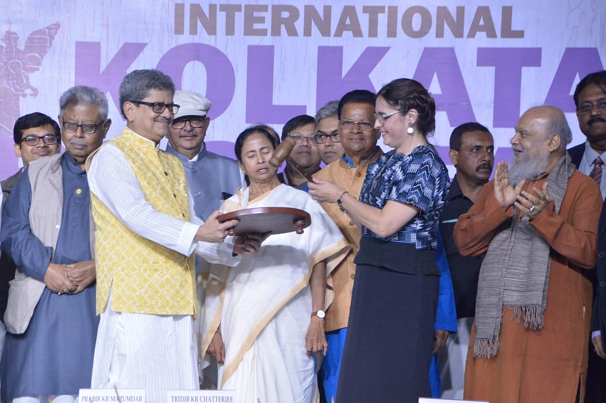 ঘণ্টা বাজিয়ে উদ্বোধন করা হয়েছে বইমেলা। কলকাতা, ভারত, ৩১ জানুয়ারি। ছবি: ভাস্কর মুখার্জি।