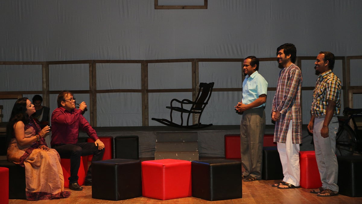 ‘আমরা তিনজন’ নাটকের কারিগরি প্রদর্শনীর একটি দৃশ্য। ছবি: সংগৃহীত