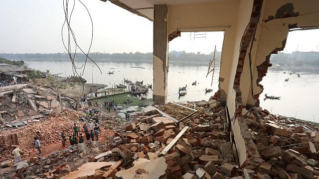 তৃতীয় দিনের মতো বুড়িগঙ্গার তীরে অবৈধ স্থাপনা উচ্ছেদে অভিযান চালিয়েছে বিআইডব্লিউটিএ। প্রথম আলো ফাইল ছবি