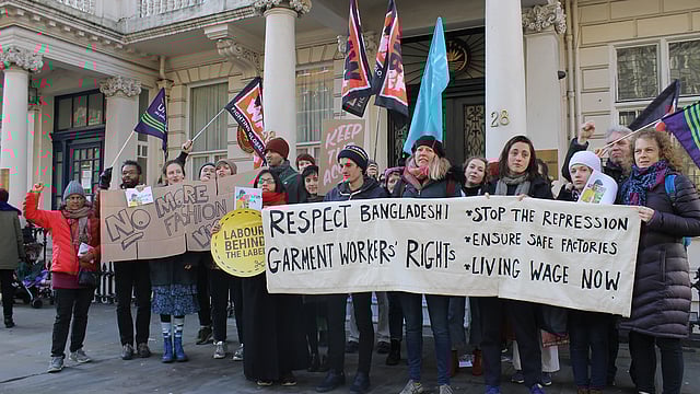 বাংলাদেশে পোশাকশ্রমিকদের ন্যায্য মজুরি, নিরাপদ কর্মপরিবেশ এবং বেতনবৈষম্য নিরসনের যে দাবি, তার প্রতি সমর্থন প্রকাশ এবং শ্রমিকদের ওপর চলমান নিপীড়ন বন্ধের দাবি জানাতে লন্ডনে বাংলাদেশ হাইকমিশনের সামনে বিক্ষোভের আয়োজন করা হয়। ছবি: আয়োজকদের সৌজন্যে