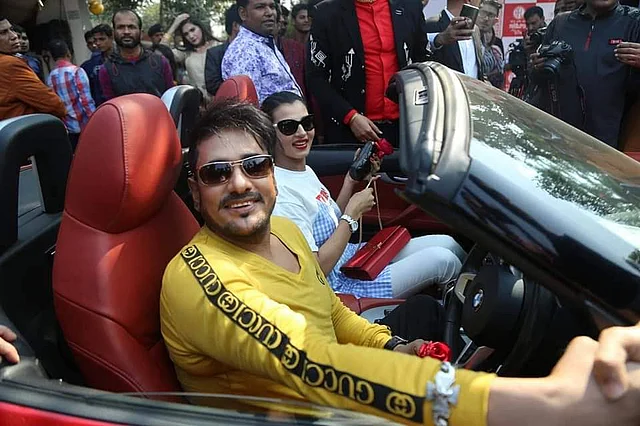 বাংলাদেশ চলচ্চিত্র শিল্পী সমিতির পিকনিকে স্ত্রী চিত্রনায়িকা বর্ষার সঙ্গে চিত্রনায়ক অনন্ত জলিল। গাজীপুর, ঢাকা, ৩০ জানুয়ারি। ছবি: সংগৃহীত
