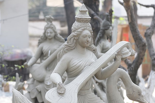 বীণা হাতে দেবী সরস্বতী।